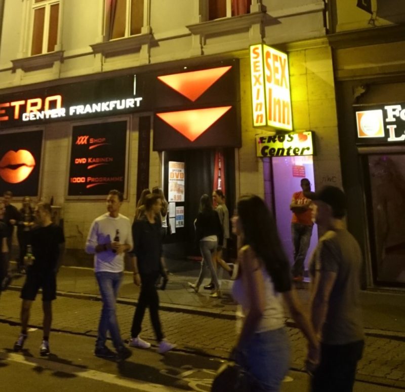 A brothel tour during Frankfurt’s “Bahnhofsviertelnacht“ – the annual celebration of Frankfurt’s red light district – What counts as “information” on prostitution in Frankfurt.